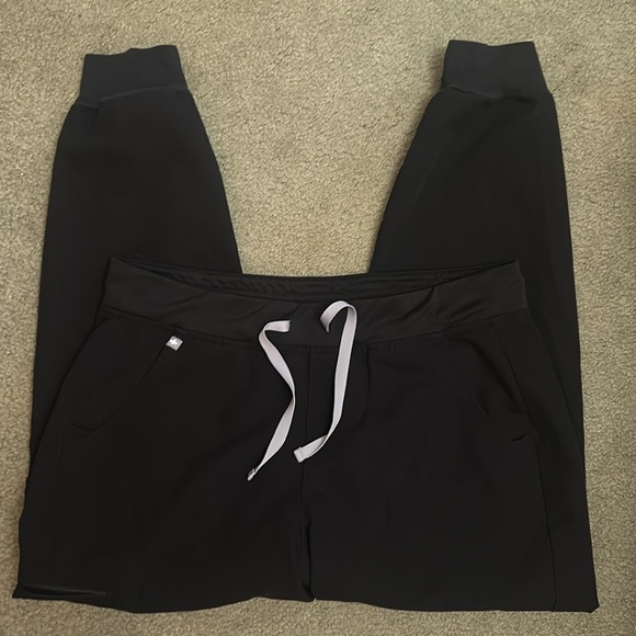 Figs Women’s black scrubs set - Picture 2 of 2